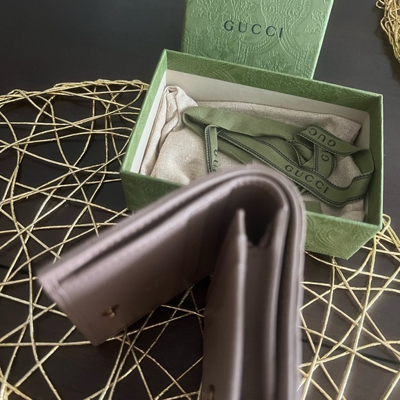 NEW Authentic Gucci Beige Leather Wallet with Gold Logo - Picture 3 of 10